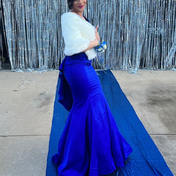 Elegant Dress/ Prom dress - Picture 3 of 4